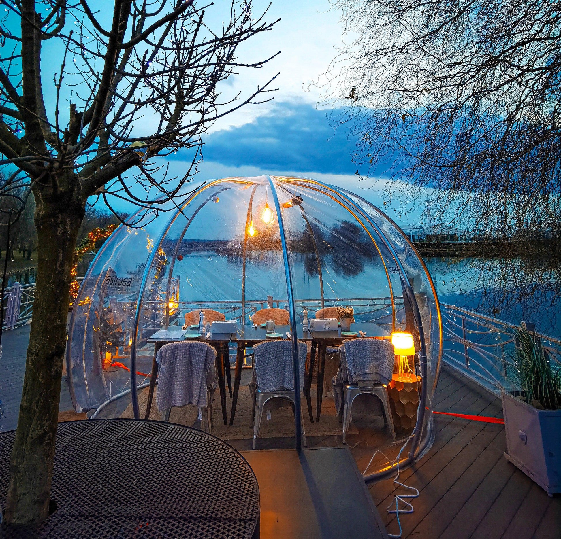 Igloo Outdoor Oslo Dining Pod-Contract Furniture Store for hospitality & leisure and commercial projects