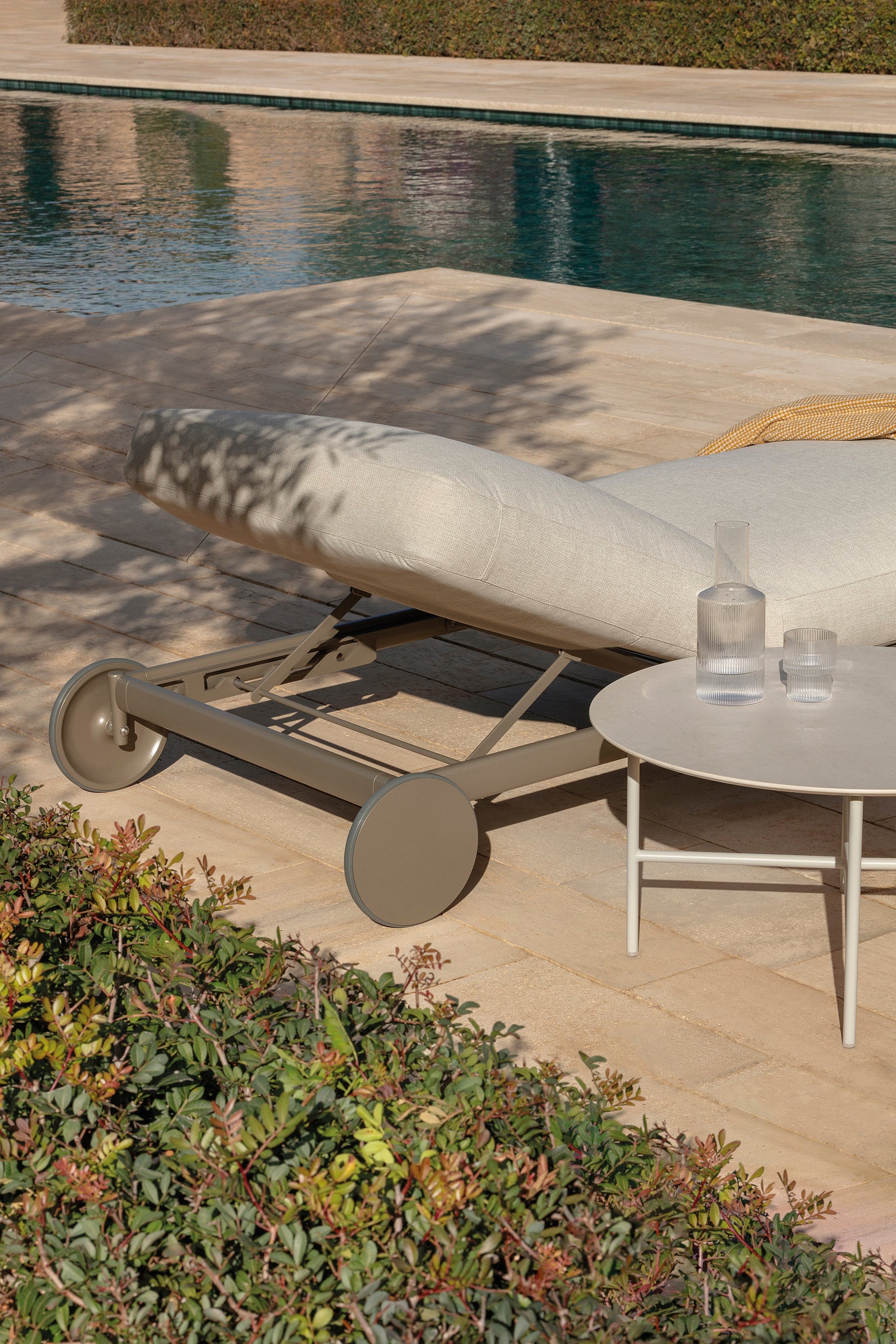 Obi C081 Chaise Longue-Contract Furniture Store for hospitality, leisure & commercial projects