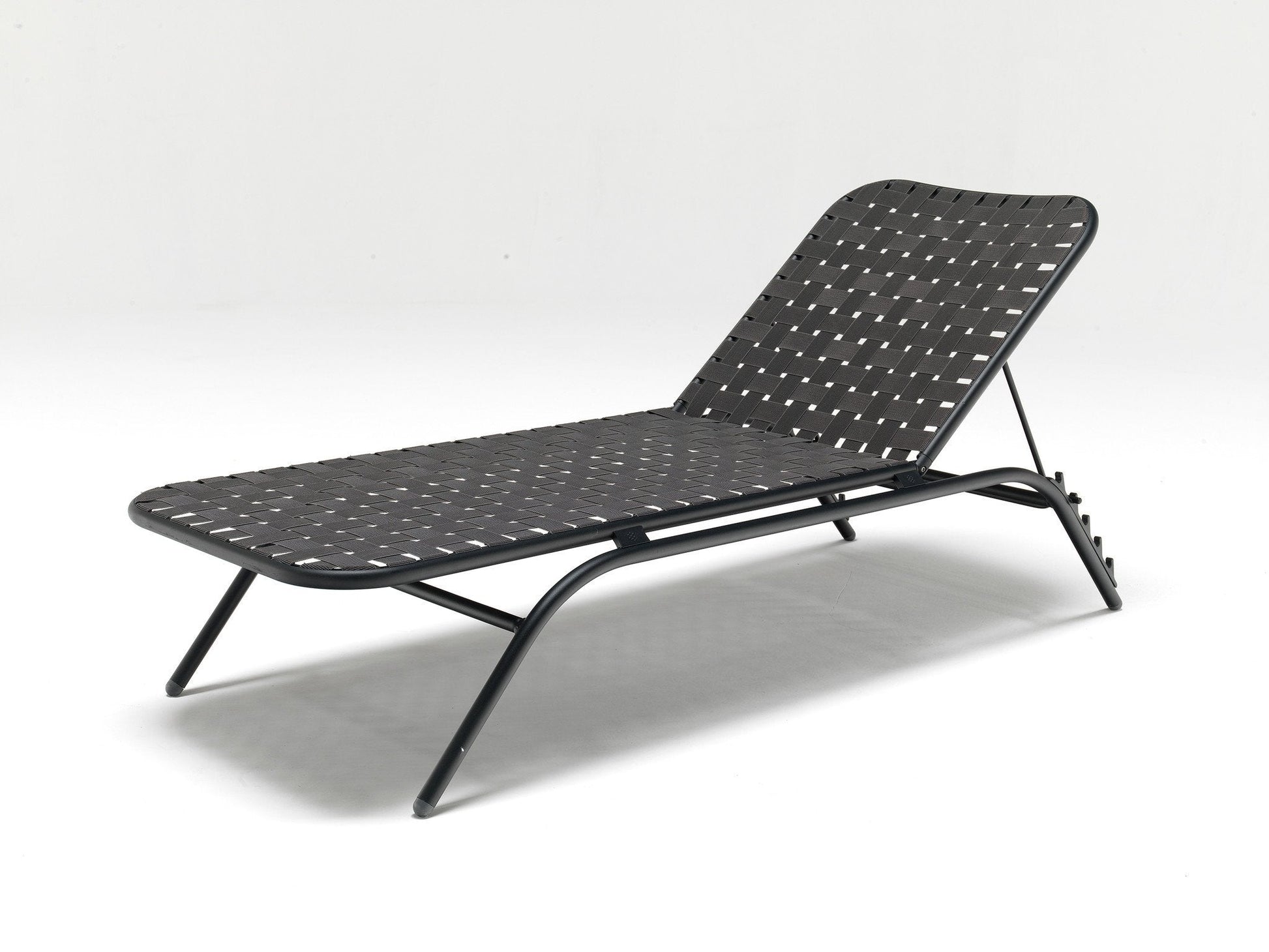 Yard 504 Lounger-Contract Furniture Store for hospitality, leisure & commercial projects