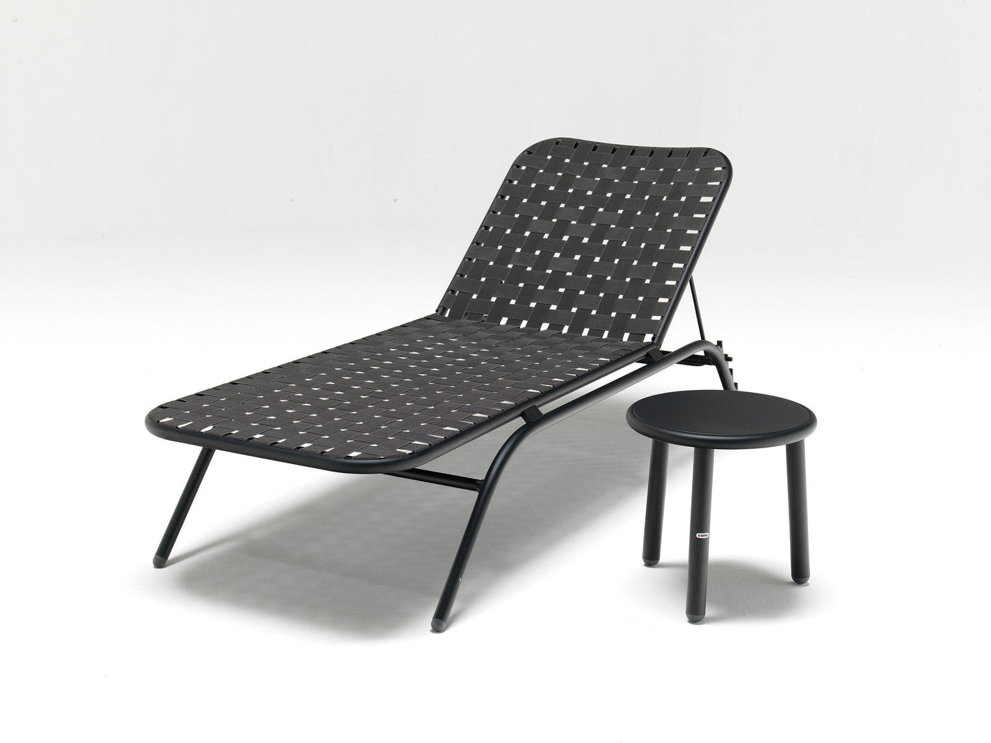 Yard 504 Lounger-Contract Furniture Store for hospitality, leisure & commercial projects